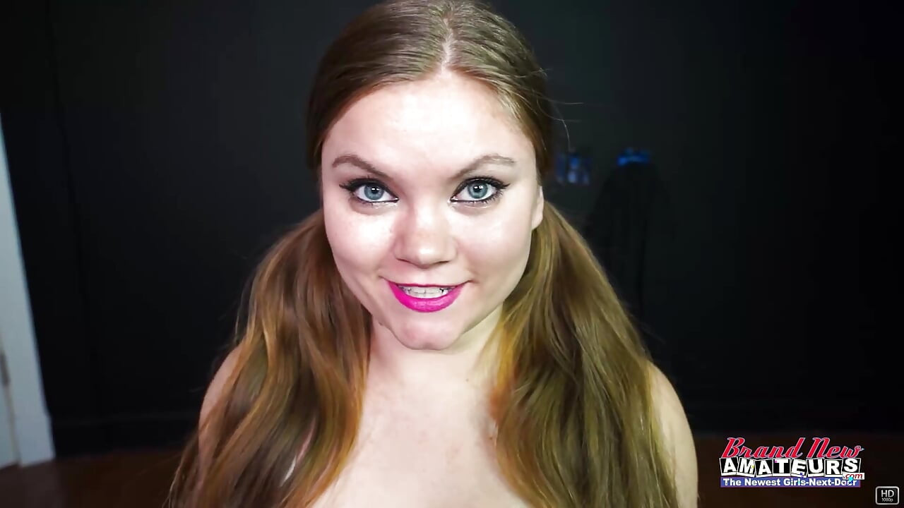 큰 보짓물 자지를 빠는 것을 즐기는 사랑스러운 갈색 머리 Coed Lauren!