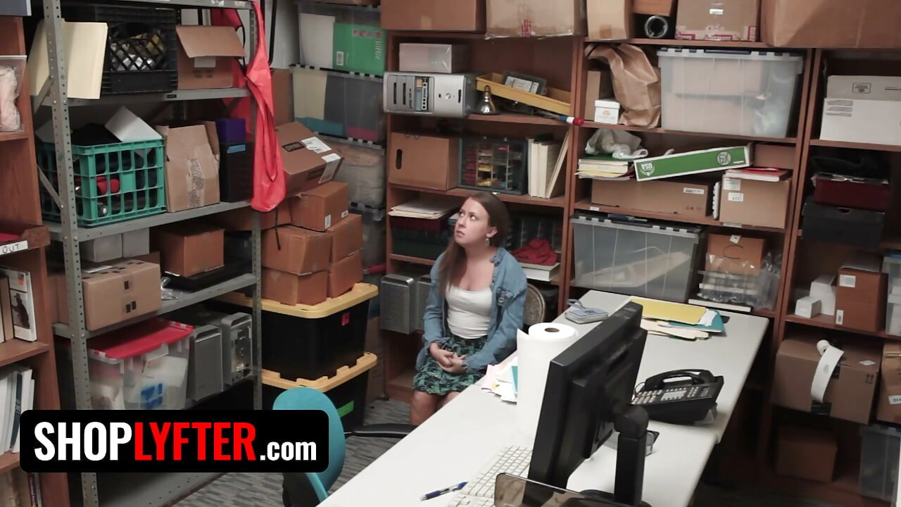 Shoplyfter - 예쁜 몸매의 Brooke Bliss가 경찰관 책상 위로 엎드려 다리를 벌린다