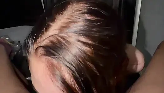 Versaute zierliche ehefrau lutscht großen schwarzen schwanz