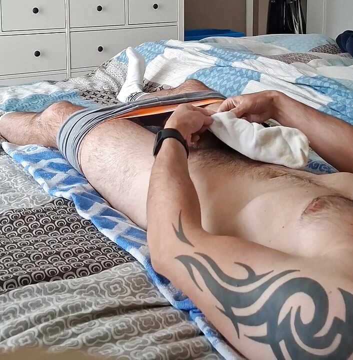 Homo komt klaar in sok