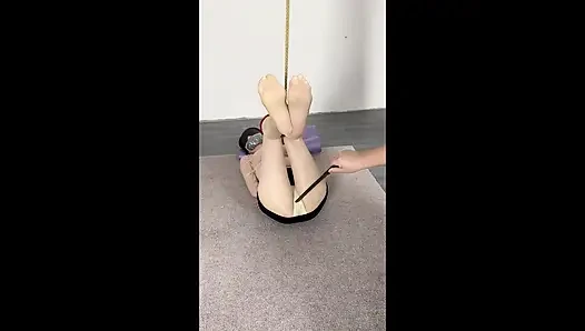 Ol kämpft auf dem bett, hängende beine, orgasmus