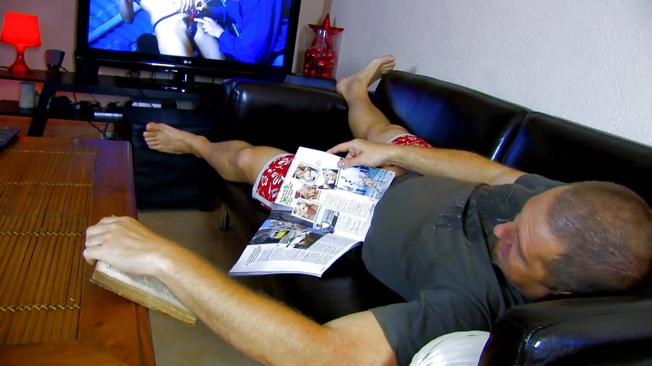 정자로 가득 찬 작은 십대 보지의 강한 박제 쿠터