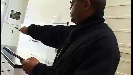 Возбужденная милфа-блондинка отсасывает черный член, пока лизали ее пизду