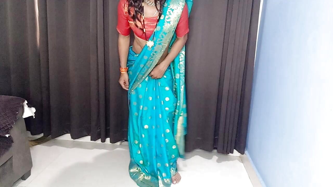 India quitando sari y enagua