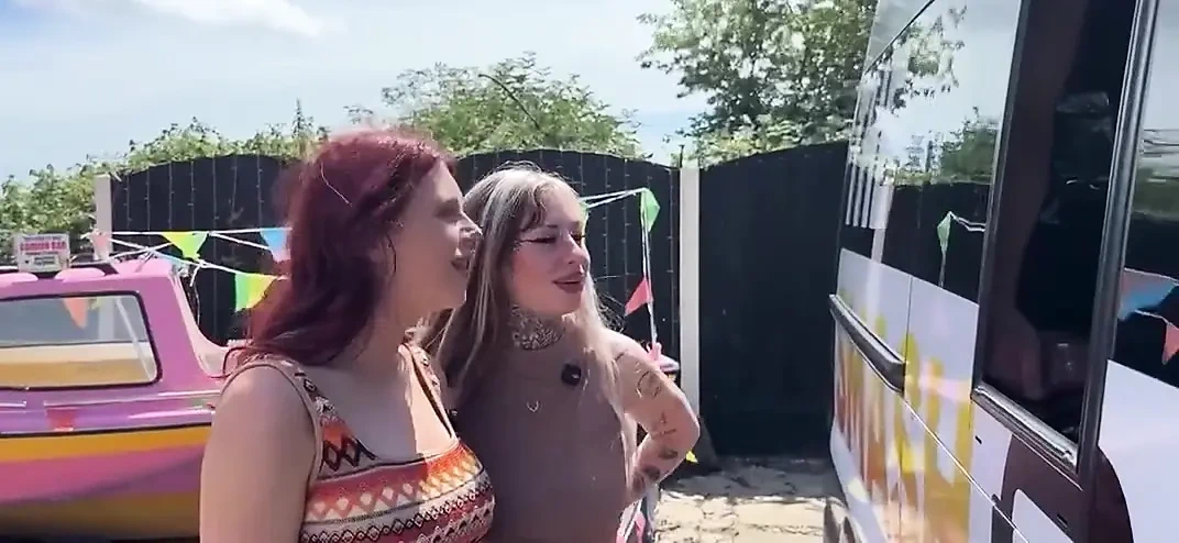 粉碎公交车钢棒