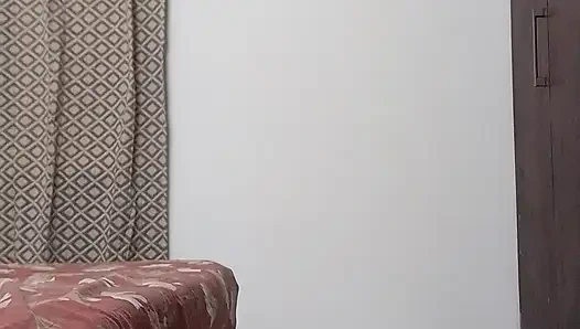 Обнаженная девушка танцует