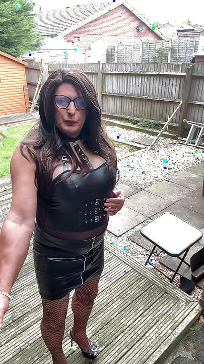 Siyah pvc tulumlu ve file çoraplı ve topuklu çoraplı seksi travesti kellycd2022