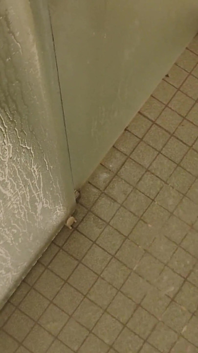 ใต้ฉี่อาบน้ําและน้ําแตก