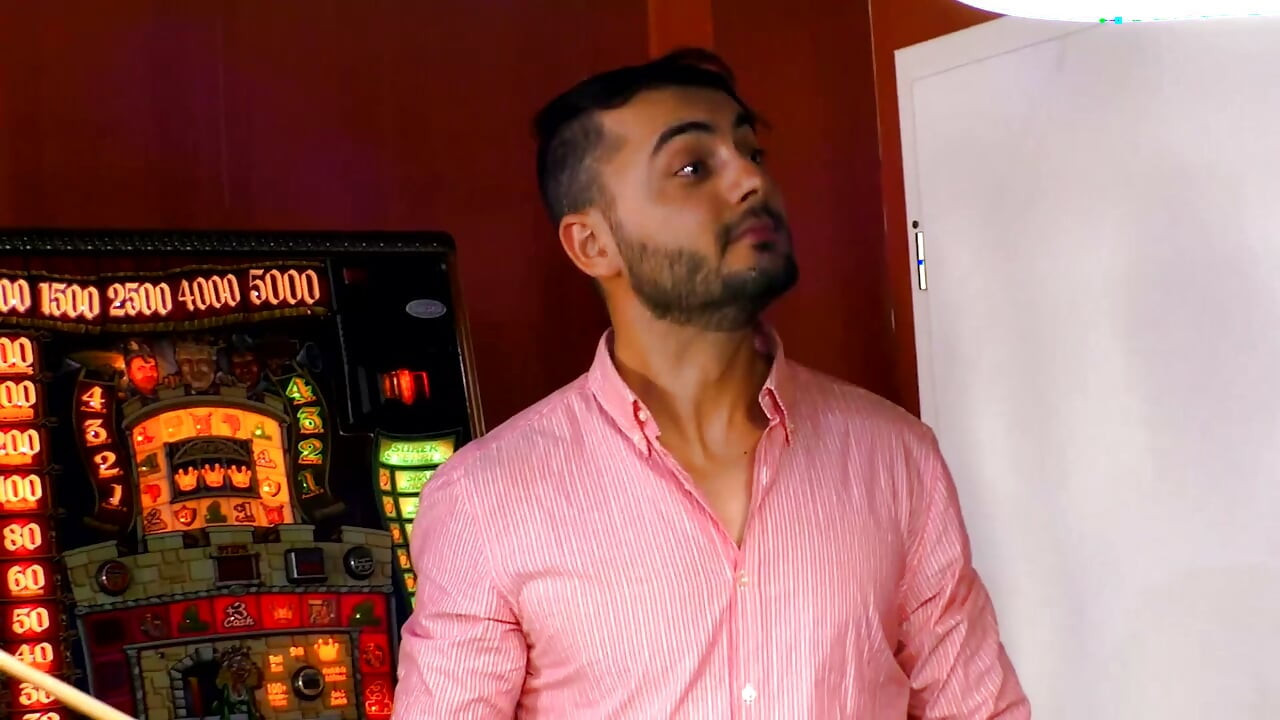 Bilardo masasında sikişiyor... Amına boşalma