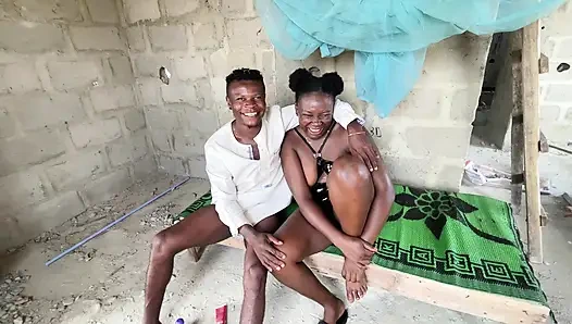 Seorang wanita muda 56 tahun melakukan kunjungan intim ke tahanan muda bertato