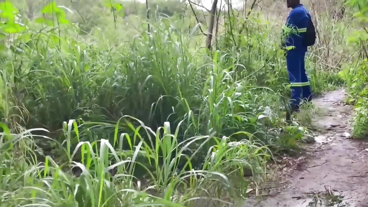 Radnik je prošao kroz park i popušio.