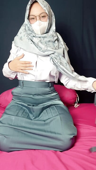 Lise öğrencisi okuldan eve geliyor sange ağır mastürbasyon ve aşırı fışkırtma