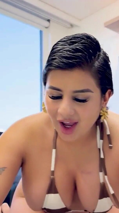 غريب يركب ديكا ضخما مع كسها الرطب الضيق ، وصدرها الضخم يرتد أثناء الأنين | مقطع 1