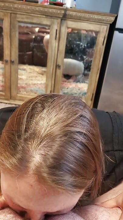 セクシーなミルフは、男性を喜ばせ、何度も射精した後に精液を飲み込むのが大好きです