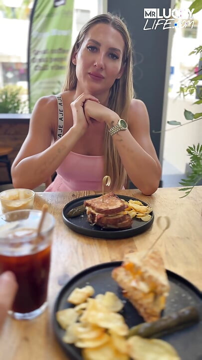 Golden girl kayla lea di pantai emas