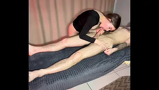 Müşterinin ağzını alıp kanepede seviştim