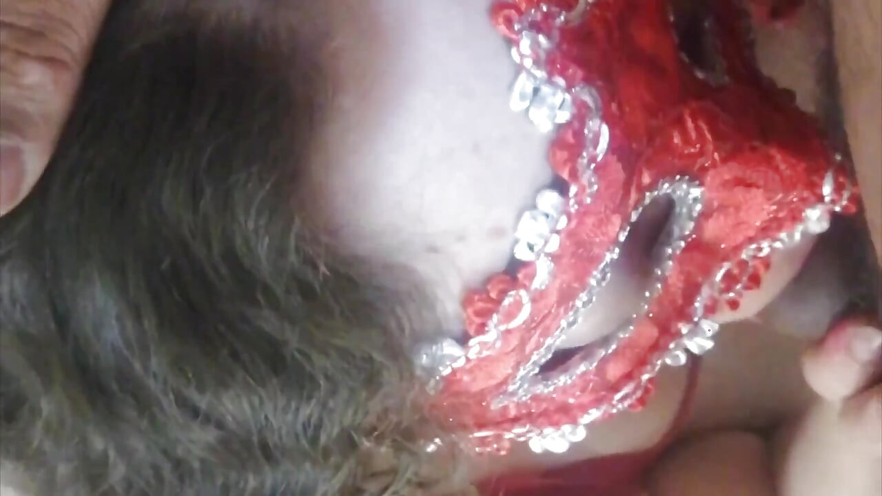 Menikmati seks oral, menjilat, menghisap dan deepthroating.