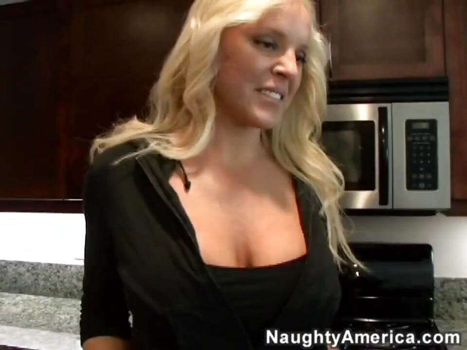 Дружина Алексіс золотий трах на кухні з її пірсингом