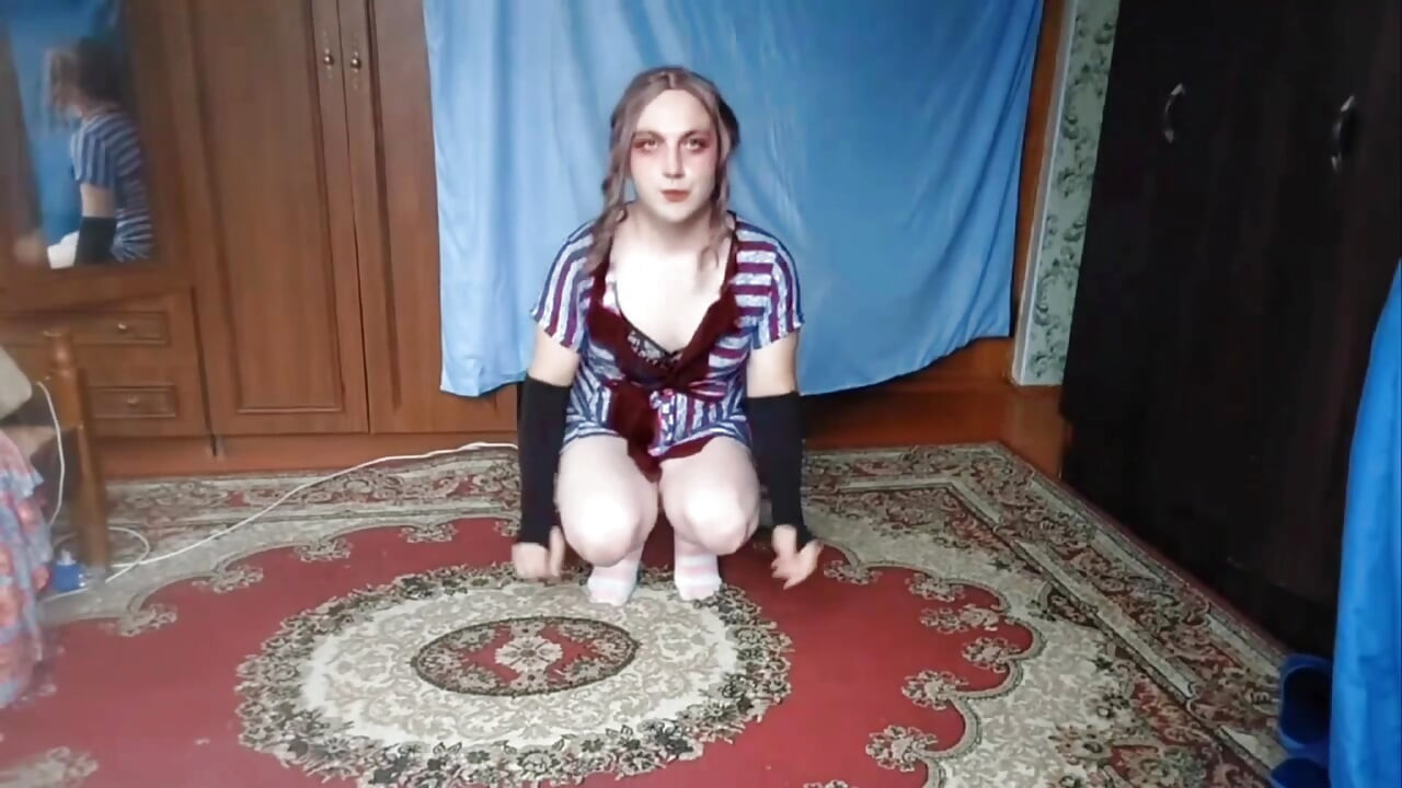 Slatki femboy vrti kosu dok leži na krevetu
