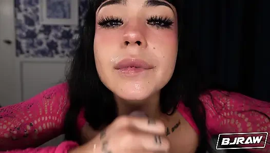 Bjraw Beca Barbie yüzünü büyük bir dölle kaplıyor