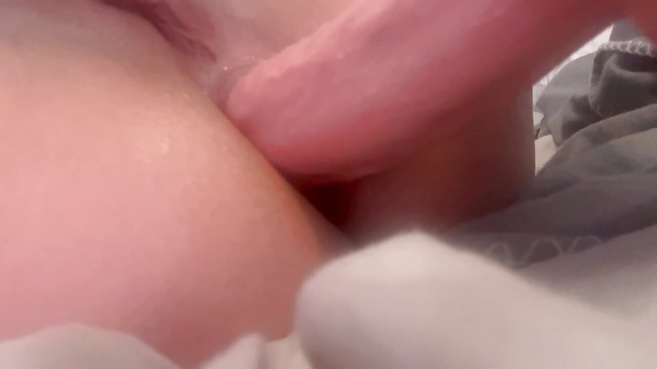 Fată obraznică își satisface curul și pizda singură acasă