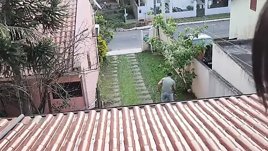 Bahçede çimleri biçerken ve benimle konuşurken kocamın arkadaşına verdim. bölüm 2