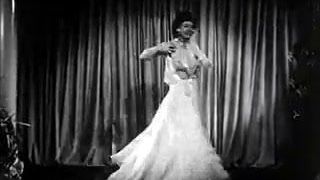 Langbenige brunette danst (vintage uit de jaren 40)