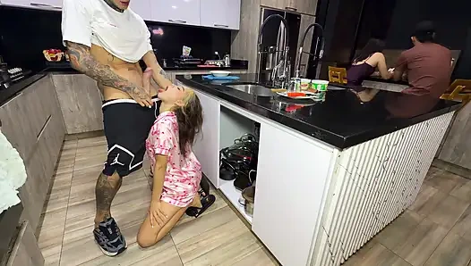 En ateşli an: En iyi arkadaşım tek başıma konuşurken mutfakta en iyi arkadaşımı sikiyor