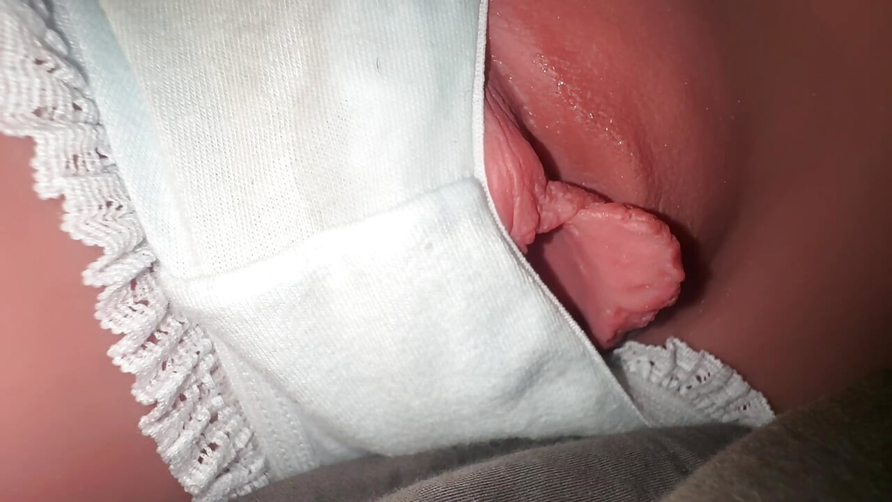 彼女がうっかり私に触れたとき、私は喜びでペニスが落ちました。しかし彼はその後も彼女の秘部を伸ばし続けました