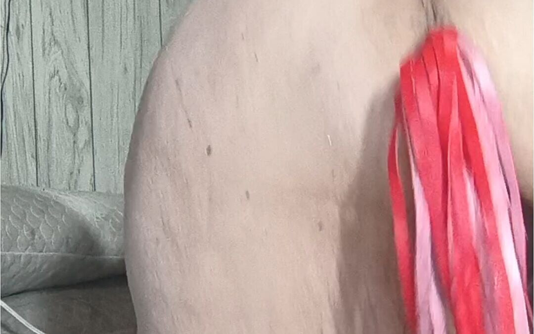 Pisket på den store, fete rompa mens det spruter cum i ræva