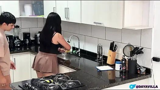 Amatör en ateşli Kolombiyalı oda arkadaşıyla mutfakta seks yapıyor
