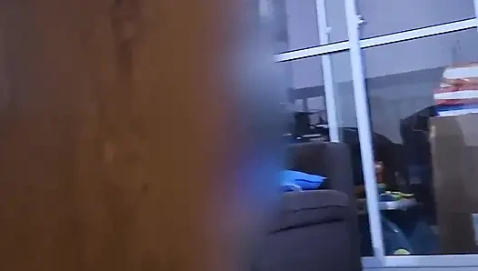 Муж снимает на видео жену, убираю пол - En Sub