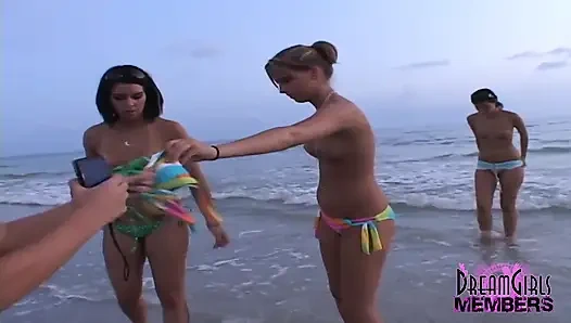 Три красотки ласкаются и получают топлесс на публичном пляже