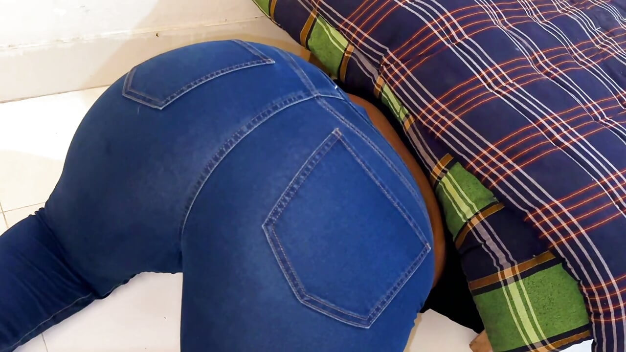 Gros seins ouverts et cul énorme, femme de ménage sexy en jean moulant coincée sous le lit & j’ai commencé à me masturber après avoir vu