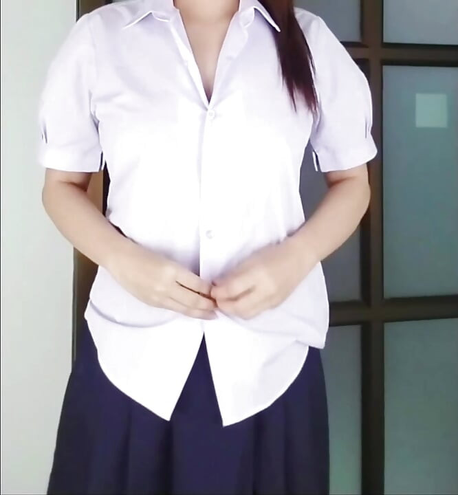 一个性欲旺旺的高中女生在学校浴室前用振动器玩弄她的生殖器。RealThaiSolo