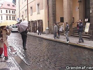 Dwóch przyjaciół odbiera starą babcię z ulicy