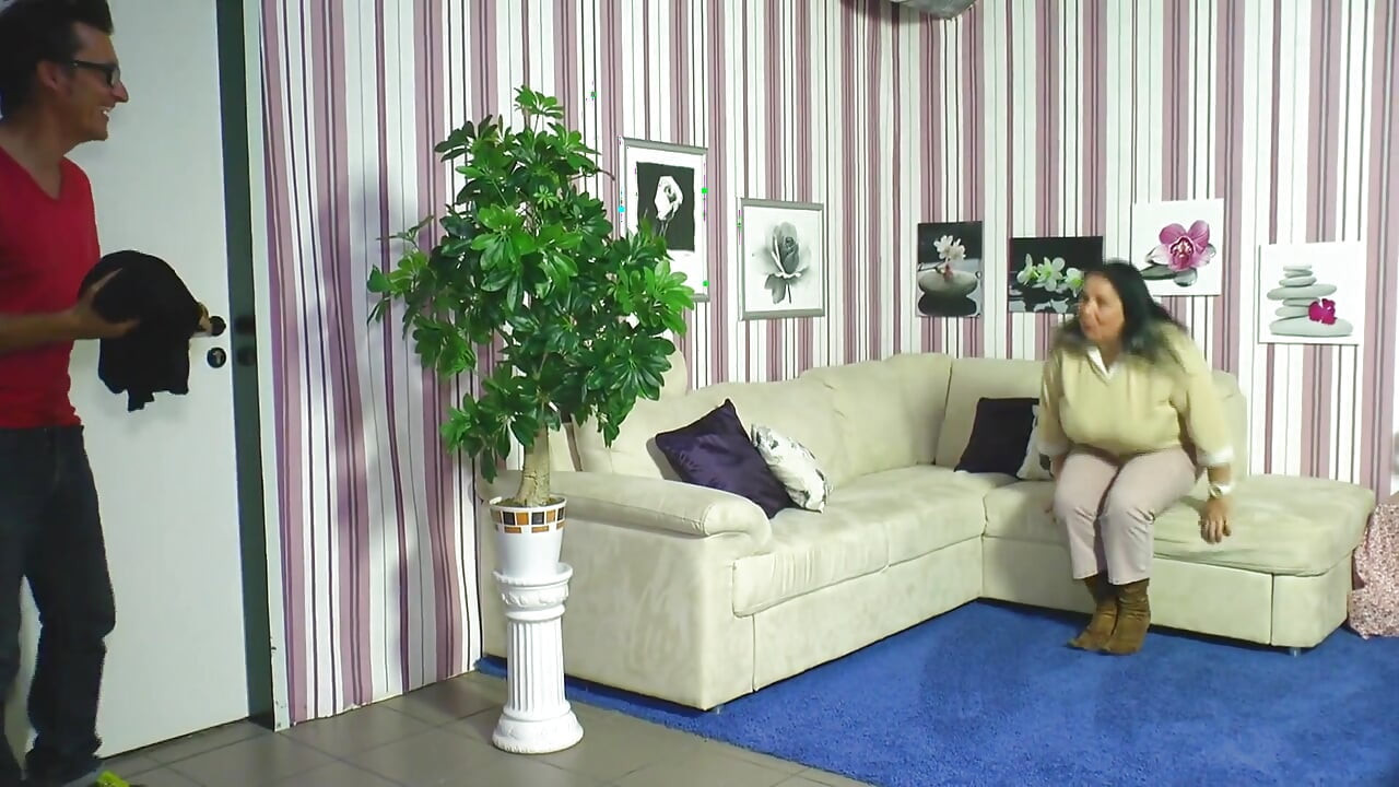 Должен сначала оценить мое просвечивающаяся платье, а затем трахнуть меня и мою зрелую киску, супер горячая