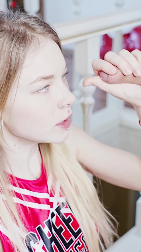Horny cheerleader loves to deepthroat. Karneli Bandi