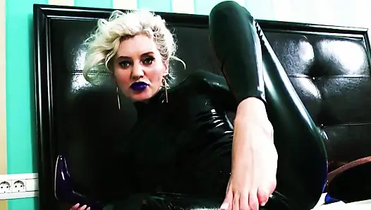 Пот рабыня HumiliaTrix