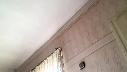 Dantel eldivenlerle memelere masaj yapıyor