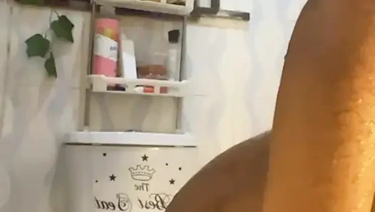 Душ, задница трахает пальцами киску с дилдо