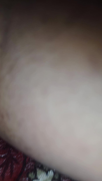 Une belle femme sexy vient au lit et s’amuse avec un gros cul | Clip 1