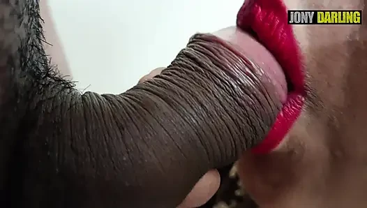 Nahaufnahme, lutscht blechernen schwanz in den hals