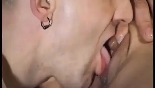 Домохозяйку трахают в тележке раком на ее лестнице