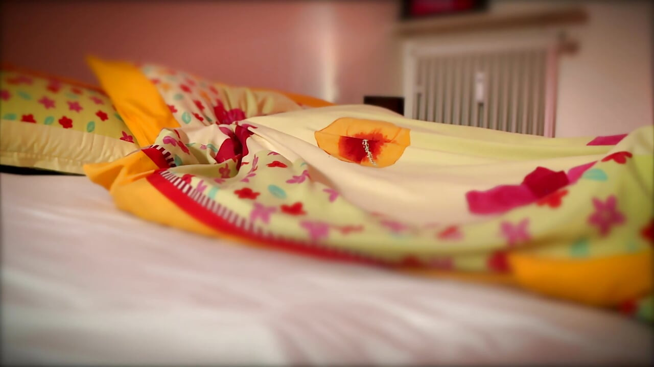 Rozeharige babe zuigt hartstochtelijk aan enorme pik