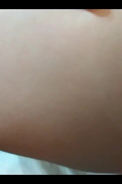 Sexy küken liebt es, sperma in ihre süße muschi im doggystyle zu bekommen