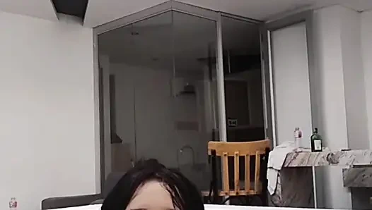 Татуированная в Super Jakuzy мастурбирует перед