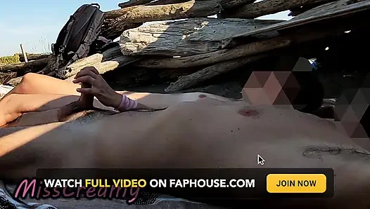 Французскую Учительницу Мастурбирует На Публичном Нудистском Пляже Застукал Вуайерист За Дрочкой С Спермой