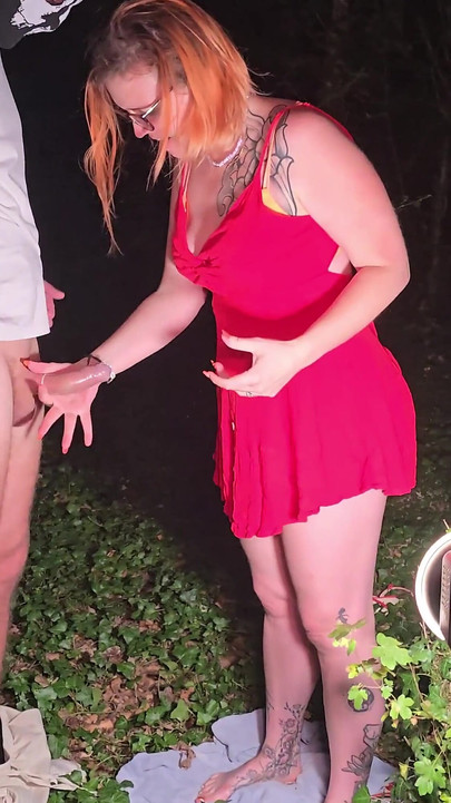 Tudung Menunggang Merah Mengambil Tetek Besar Buruk Dalam Semua LubangNya Di Atas Pokok