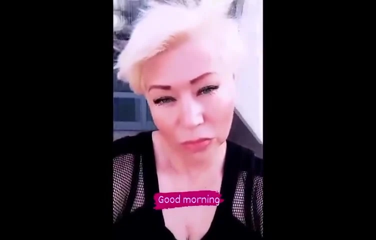 Seksi beyaz iç çamaşırlı olgun bir sürtüğün havalı web kamerası performansı ve elbette ıslak amında büyük bir dildo ile.!. ))